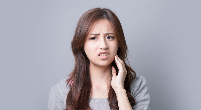 Lady having pain in her teeth